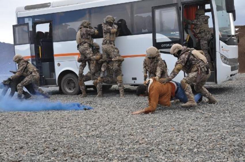 Özel harekat polisinin eğitim tatbikatı nefes kesti