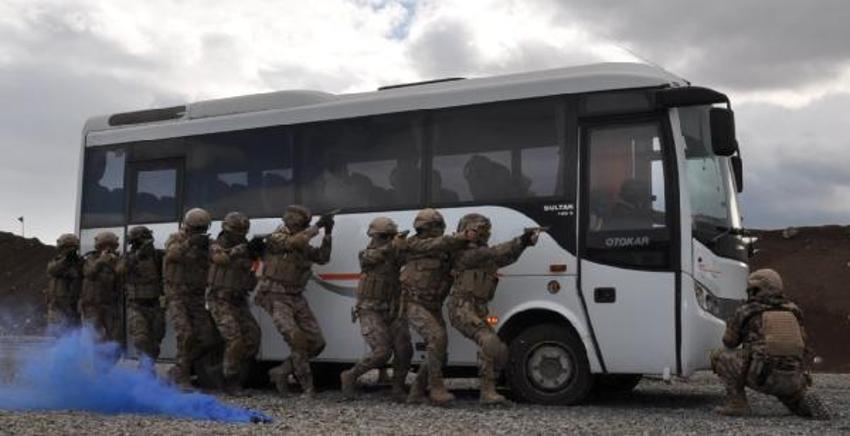 Özel harekat polisinin eğitim tatbikatı nefes kesti