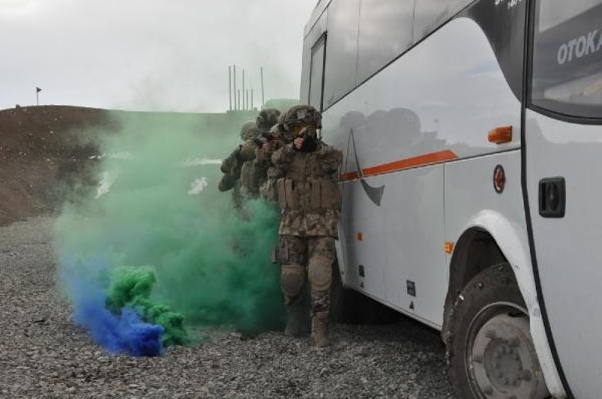 Özel harekat polisinin eğitim tatbikatı nefes kesti