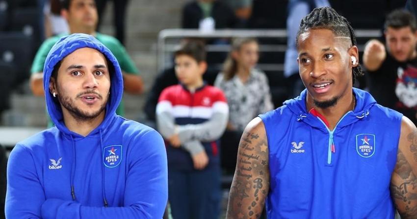 Anadolu Efes'te isyan başladı! Uçağı kaçıran takım otobüsle döndü, Larkin ve Clyburn İzmir'de kaldı!