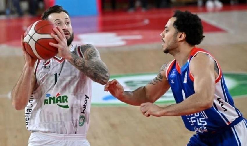Anadolu Efes'te isyan başladı! Uçağı kaçıran takım otobüsle döndü, Larkin ve Clyburn İzmir'de kaldı!