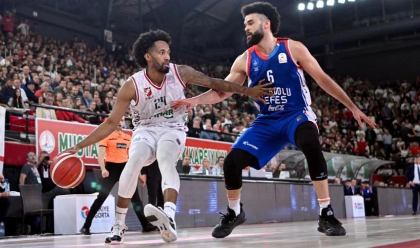 Anadolu Efes'te isyan başladı! Uçağı kaçıran takım otobüsle döndü, Larkin ve Clyburn İzmir'de kaldı!
