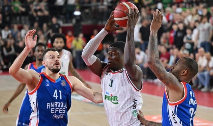 Anadolu Efes'te isyan başladı! Uçağı kaçıran takım otobüsle döndü, Larkin ve Clyburn İzmir'de kaldı!