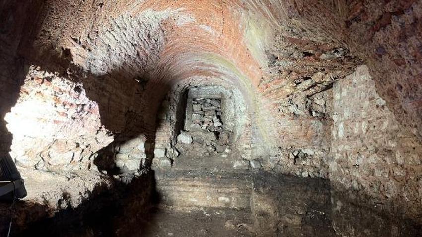 İstanbul'da bin 500 yıllık yeraltı dehlizi bulundu  