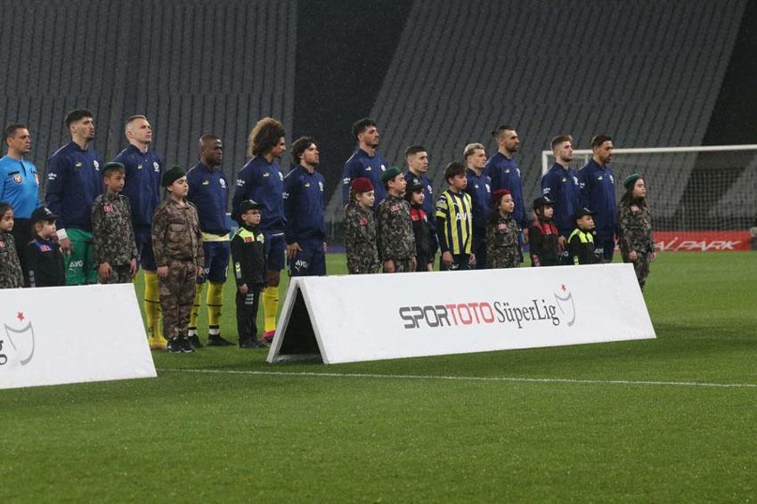 'Artık seni kimse iplemiyor! Türkiye'nin 'oynasın' diye feryat ettiği futbolcuyu yedek bırakıyorsun Jesus'