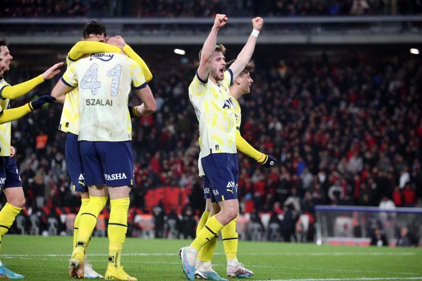 'Artık seni kimse iplemiyor! Türkiye'nin 'oynasın' diye feryat ettiği futbolcuyu yedek bırakıyorsun Jesus'