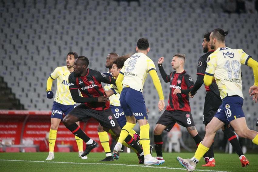 'Artık seni kimse iplemiyor! Türkiye'nin 'oynasın' diye feryat ettiği futbolcuyu yedek bırakıyorsun Jesus'