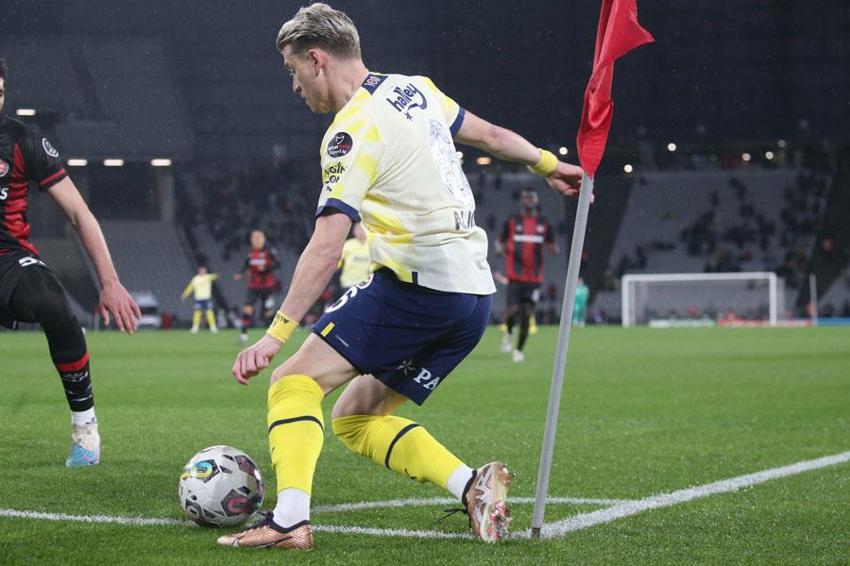'Artık seni kimse iplemiyor! Türkiye'nin 'oynasın' diye feryat ettiği futbolcuyu yedek bırakıyorsun Jesus'