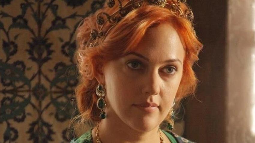 Meryem Uzerli estetiklerle bambaşka biri oldu! Son haliyle gündemde