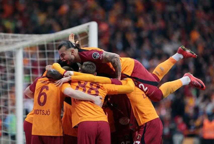 2018'de Cocu'yu mahvetmişti! Gelirse Galatasaray'ı en az 5 sene götürecek sol bek