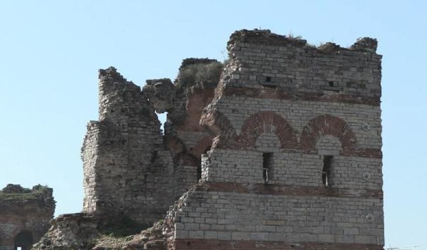İstanbul surları 'tehlike' altında! Derin çatlaklar görülüyor