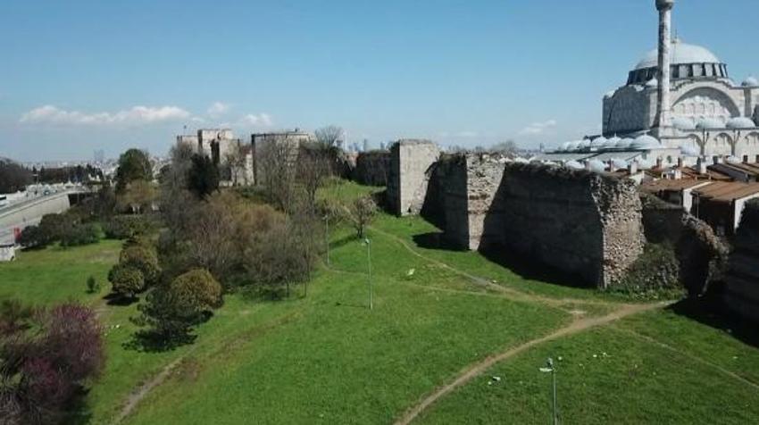 İstanbul surları 'tehlike' altında! Derin çatlaklar görülüyor