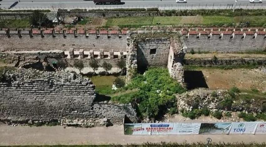 İstanbul surları 'tehlike' altında! Derin çatlaklar görülüyor