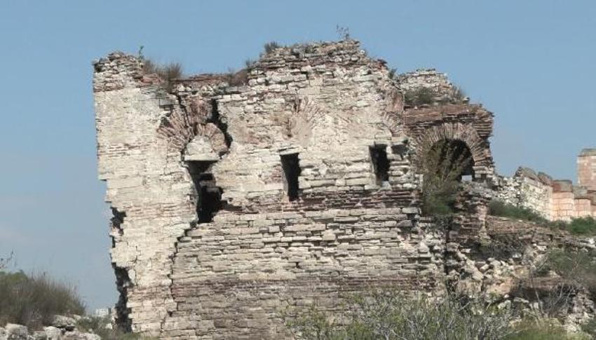 İstanbul surları 'tehlike' altında! Derin çatlaklar görülüyor
