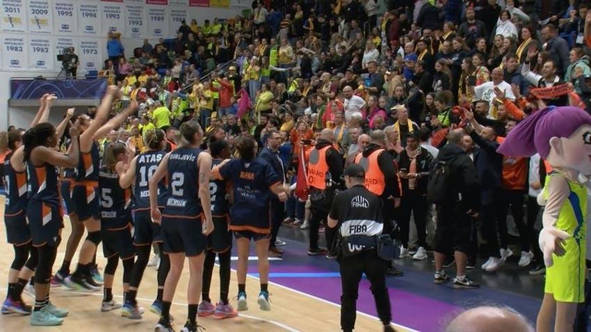 Prag'da skandal hareket! ÇBK Mersin Yenişehir Belediyesi'nin Türk bayraklı sevinci engellendi