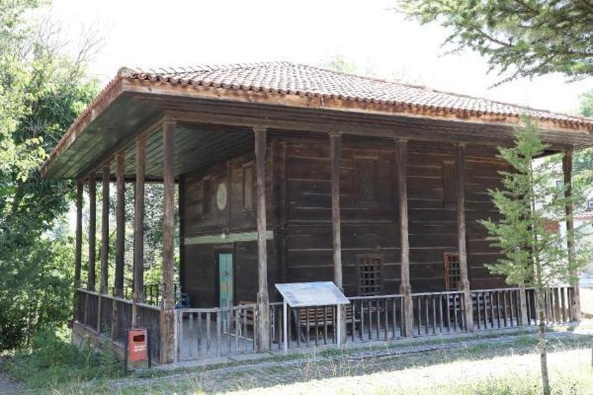 4 asırlık ahşap camideki saatin sırrı çözülemedi! 5.19’u gösteriyor