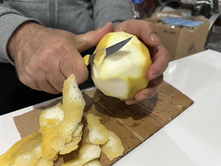 Limon severlere yeni bir usül! Mersin'in meyve limonu... Ekşi tadı bunu yapınca tatlı bir hal alıyor!