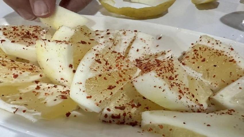 Limon severlere yeni bir usül! Mersin'in meyve limonu... Ekşi tadı bunu yapınca tatlı bir hal alıyor!