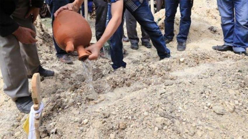 Mezara neden su dökülür? Arefe günü kabire su dökmenin anlamı nedir? Ölen kişiye faydası var mı?