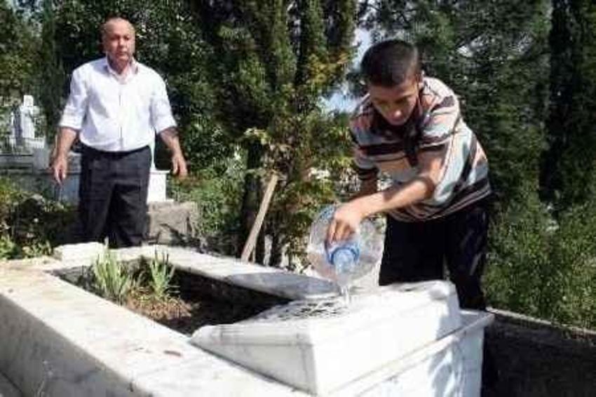 Mezara neden su dökülür? Arefe günü kabire su dökmenin anlamı nedir? Ölen kişiye faydası var mı?