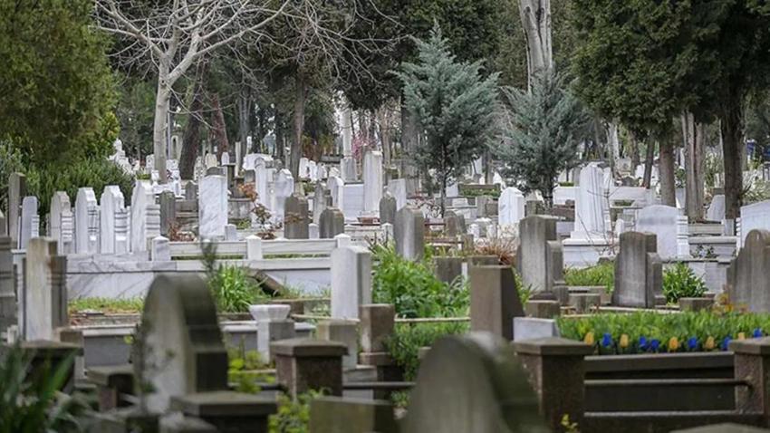 Mezara neden su dökülür? Arefe günü kabire su dökmenin anlamı nedir? Ölen kişiye faydası var mı?
