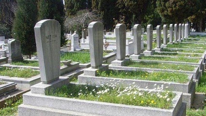 Mezara neden su dökülür? Arefe günü kabire su dökmenin anlamı nedir? Ölen kişiye faydası var mı?