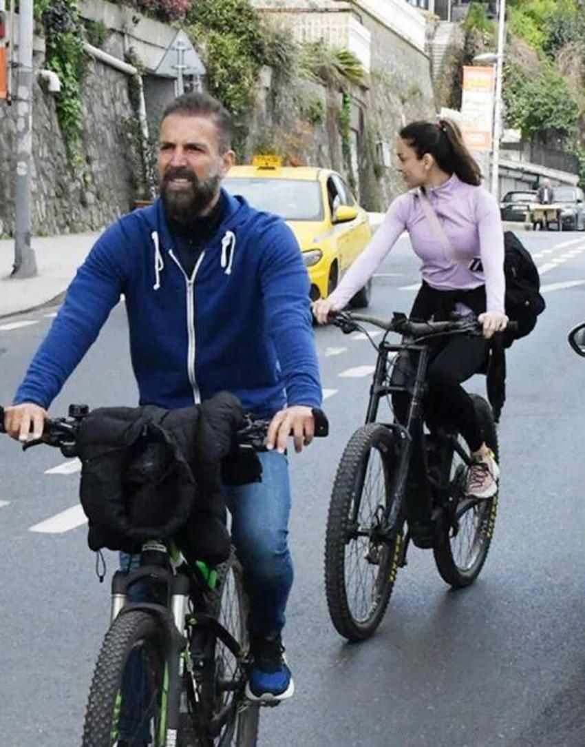 Harun Tan gizemli kız arkadaşıyla sahil turunda! Rahat tavırları dikkat çekti