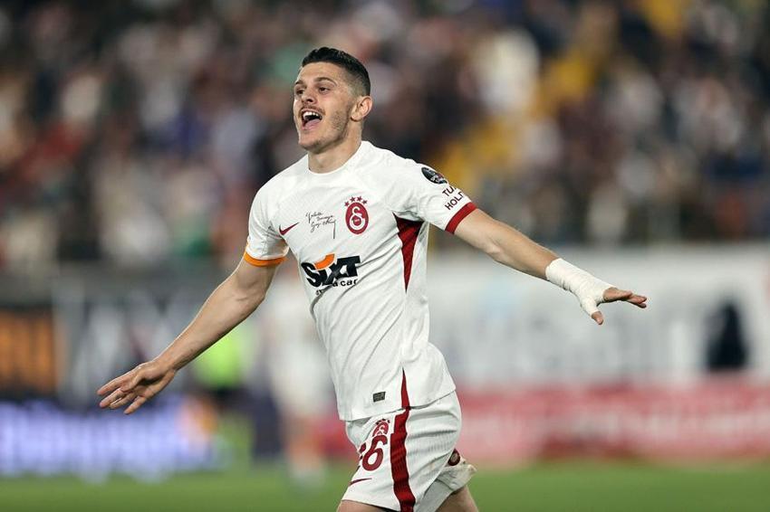 Canlı yayında Galatasaray'ın yeni sol bekini açıkladı: Şampiyonlar Ligi için şarttı