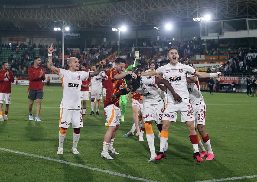 Canlı yayında Galatasaray'ın yeni sol bekini açıkladı: Şampiyonlar Ligi için şarttı