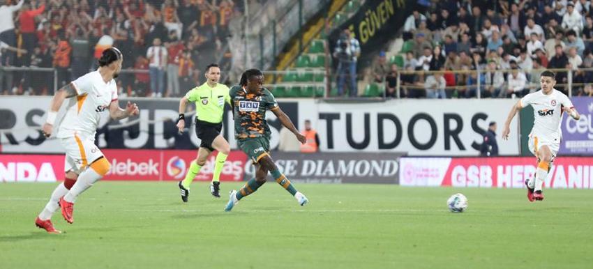 Canlı yayında Galatasaray'ın yeni sol bekini açıkladı: Şampiyonlar Ligi için şarttı
