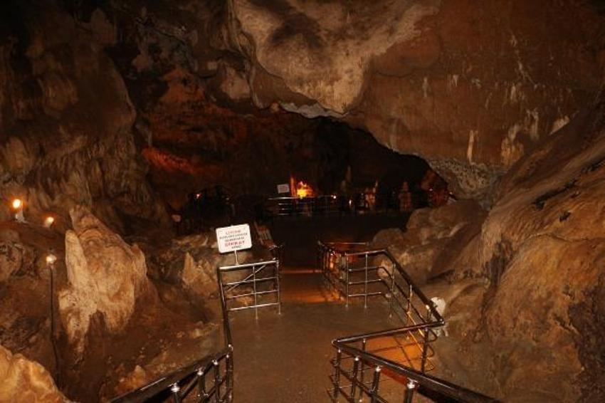 Dünyanın en gösterişli mağarası yeniden ziyarete açıldı