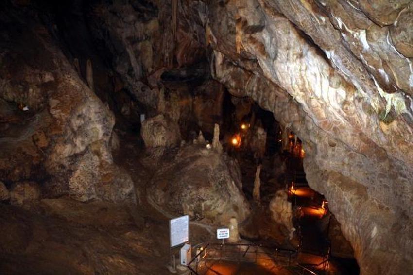 Dünyanın en gösterişli mağarası yeniden ziyarete açıldı