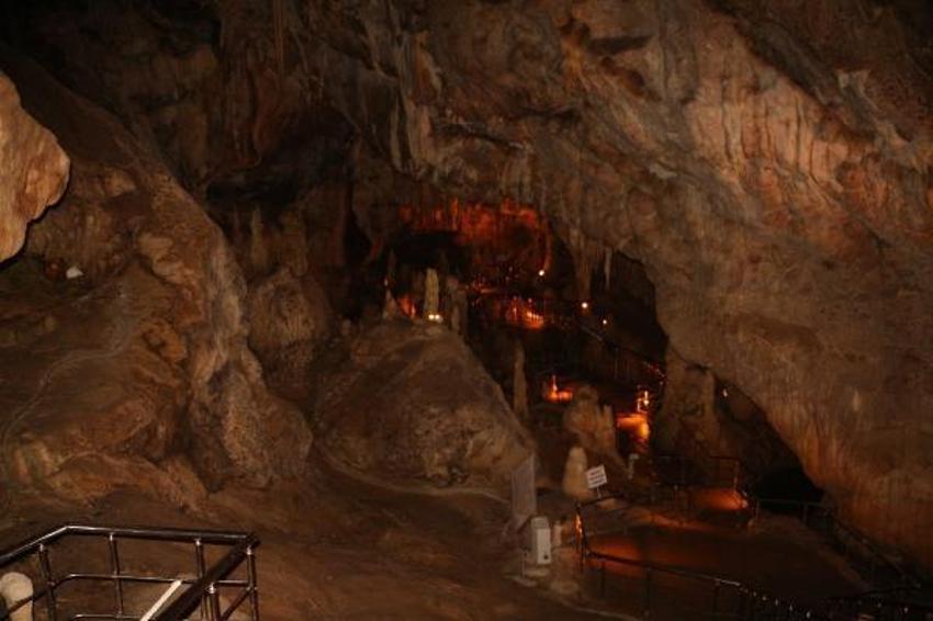 Dünyanın en gösterişli mağarası yeniden ziyarete açıldı