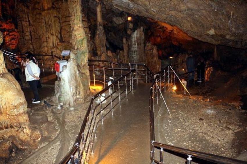 Dünyanın en gösterişli mağarası yeniden ziyarete açıldı