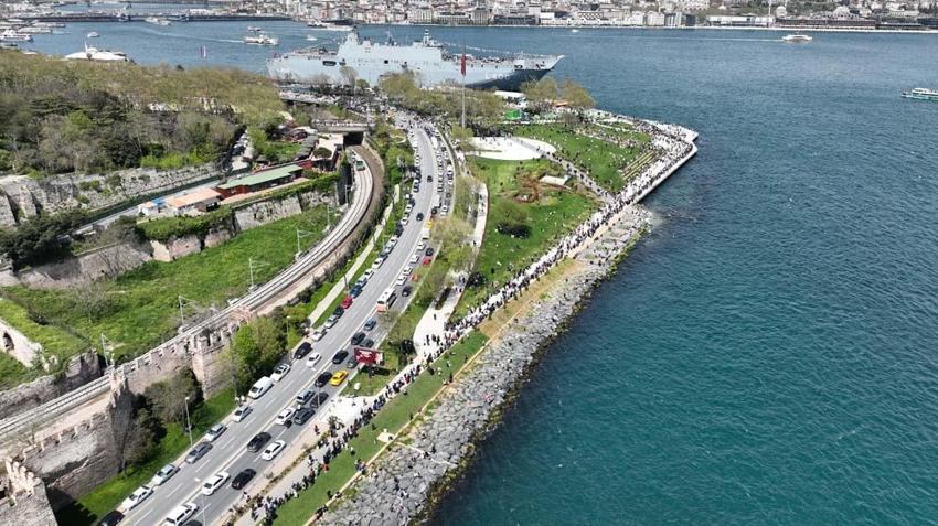 TCG Anadolu Gemisini ziyaret etmek için vatandaşlar kilometrelerce kuyruk oluşturdu