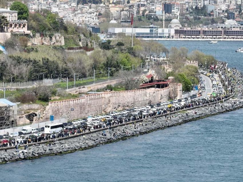 TCG Anadolu Gemisini ziyaret etmek için vatandaşlar kilometrelerce kuyruk oluşturdu
