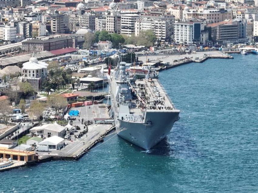 TCG Anadolu Gemisini ziyaret etmek için vatandaşlar kilometrelerce kuyruk oluşturdu