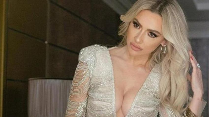 Hadise'den kutlama pozu! 'Hamburger menünün yanındaki tatlı da sensin'