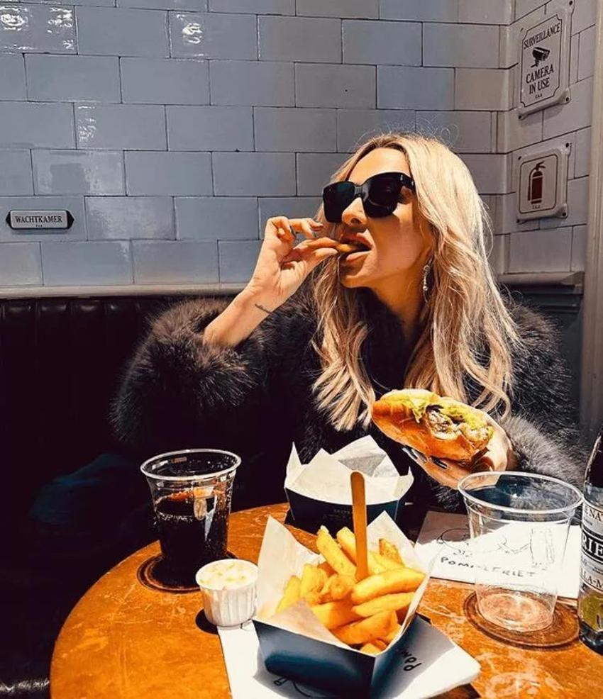 Hadise'den kutlama pozu! 'Hamburger menünün yanındaki tatlı da sensin'