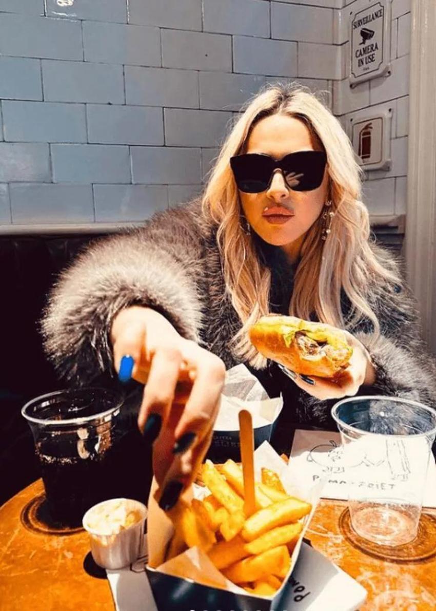 Hadise'den kutlama pozu! 'Hamburger menünün yanındaki tatlı da sensin'