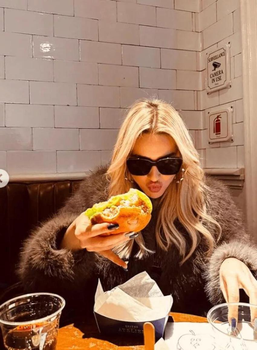 Hadise'den kutlama pozu! 'Hamburger menünün yanındaki tatlı da sensin'