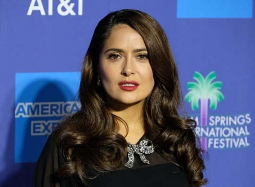 Salma Hayek'in bikinili pozlarına yorum yağdı