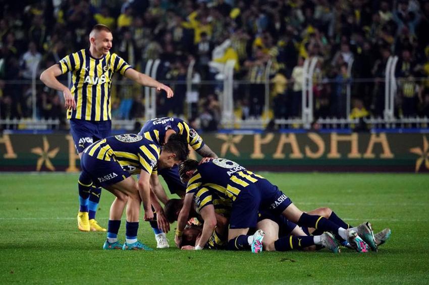 Karar verildi: Fenerbahçe Samet Akaydın ve Joao Pedro'yu gönderiyor! 