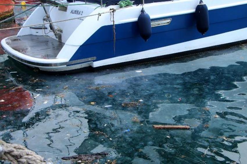 Arnavutköy sahilinde kirlilik! Yoğunluk dikkat çekti