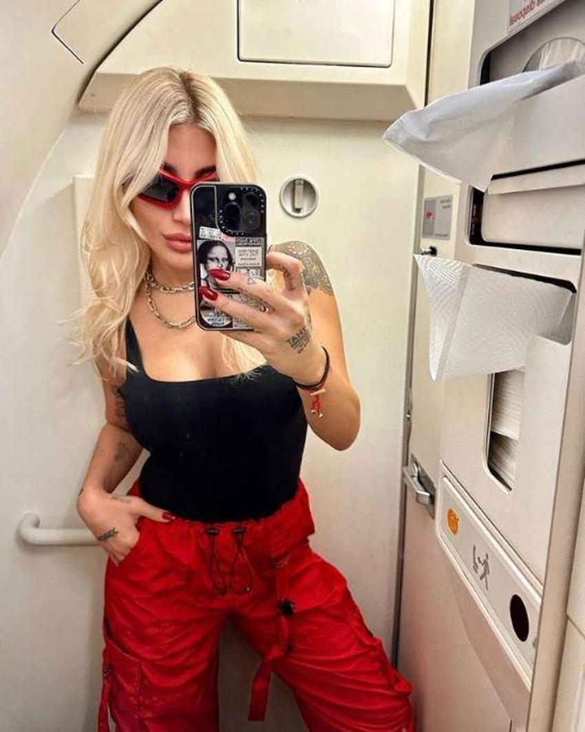 İrem Derici uçağın tuvaletinden paylaştı! Sefo'dan güldüren yorum