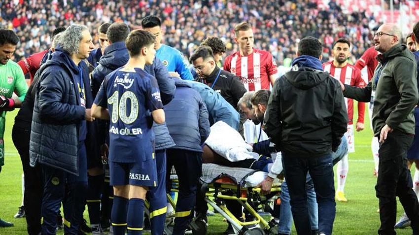 Sivasspor - Fenerbahçe maçında korkutan anlar! Yıldız oyuncu ambulansla hastaneye götürüldü