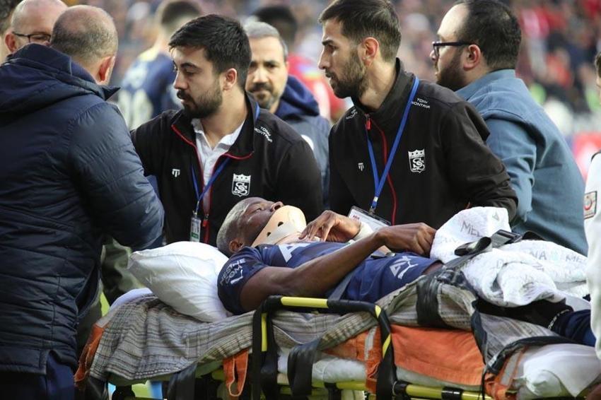 Sivasspor - Fenerbahçe maçında korkutan anlar! Yıldız oyuncu ambulansla hastaneye götürüldü