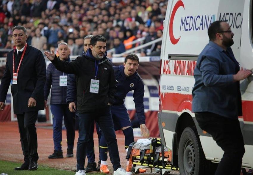 Sivasspor - Fenerbahçe maçında korkutan anlar! Yıldız oyuncu ambulansla hastaneye götürüldü