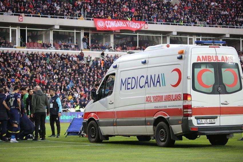 Sivasspor - Fenerbahçe maçında korkutan anlar! Yıldız oyuncu ambulansla hastaneye götürüldü