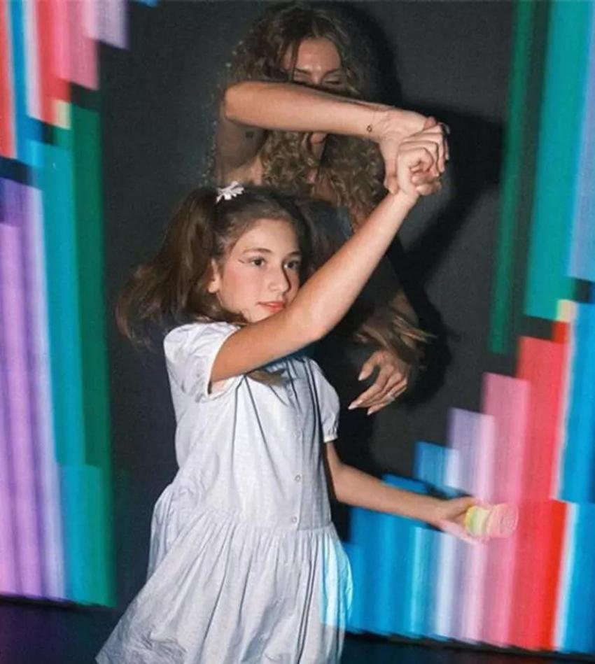 Şeyma Subaşı'ndan düğün öncesi 90'lar partisi! Kıyafetiyle dikkat çekti